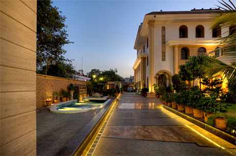 Motison Bungalow Driveway Twilight